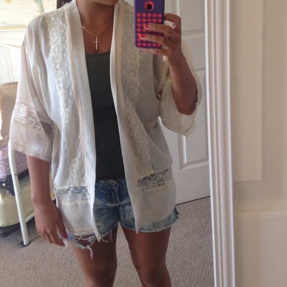 Off-white lace light-weight material cardigan