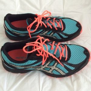 Asics tennis shoes (Gel-Fuji Racer)