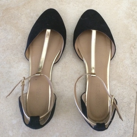 🔸Forever 21🔸Black shoes with gold strap