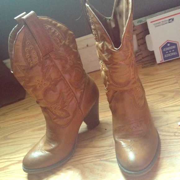 Heeled cowgirl boots