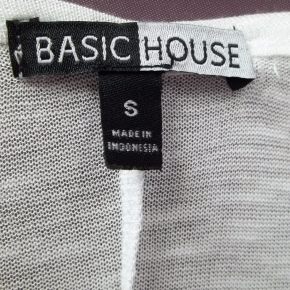 White sheer knit top with flutter sleeves. New - Picture 5 of 6