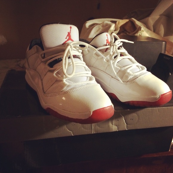 Jordan cherry 11 low size 3 .