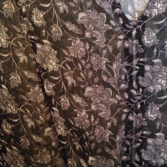 black and grey floral blouse - Picture 3 of 3