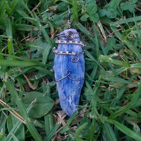 Gemstone kyanite