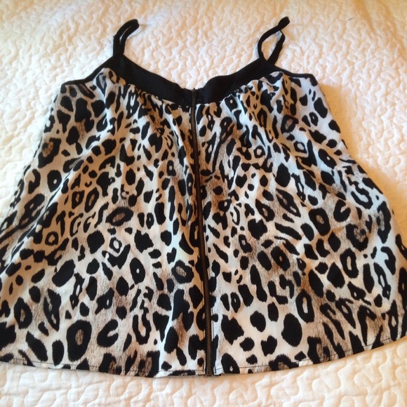 🚫HOLD🚫 Leopard Print Top - Picture 2 of 4