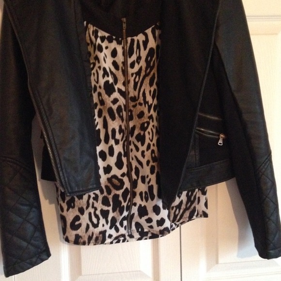 🚫HOLD🚫 Leopard Print Top - Picture 4 of 4