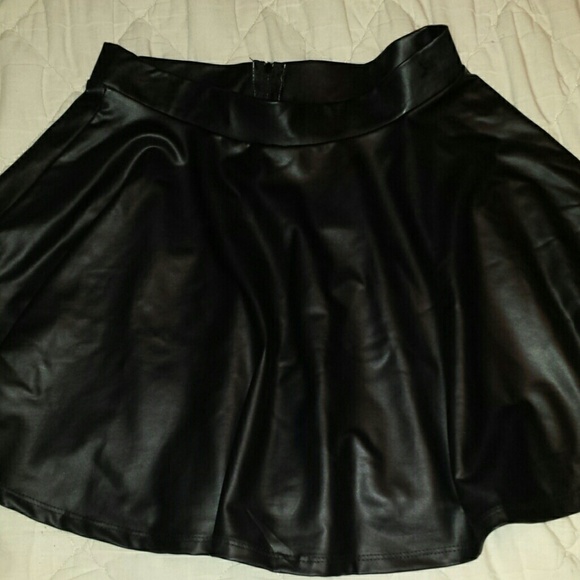 Black faux leather skater skirt - Picture 2 of 3