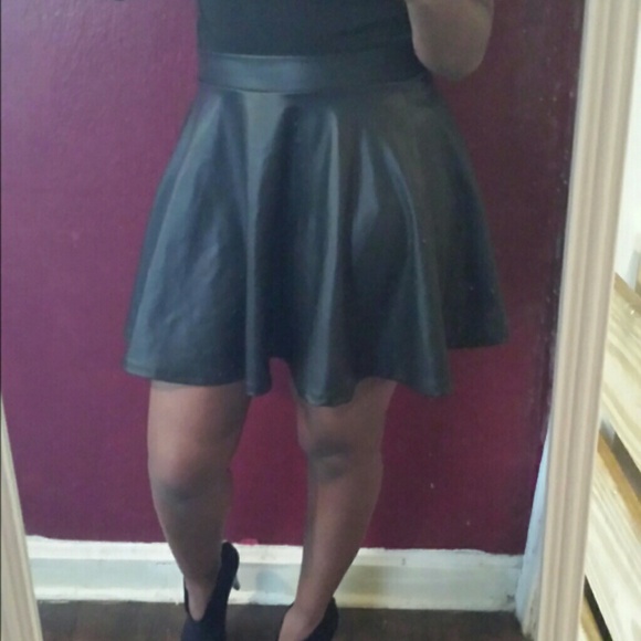 Black faux leather skater skirt - Picture 3 of 3