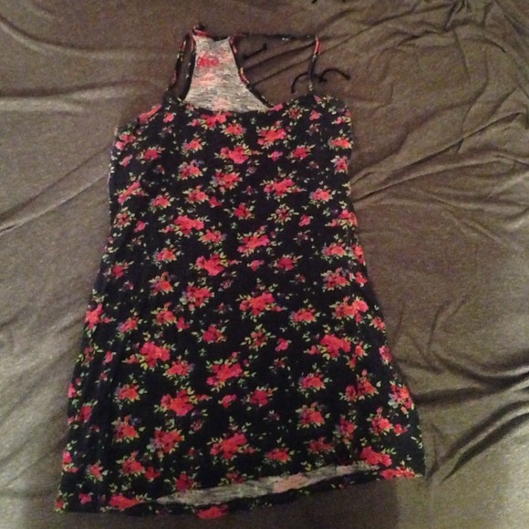 Floral tank - Picture 1 of 1