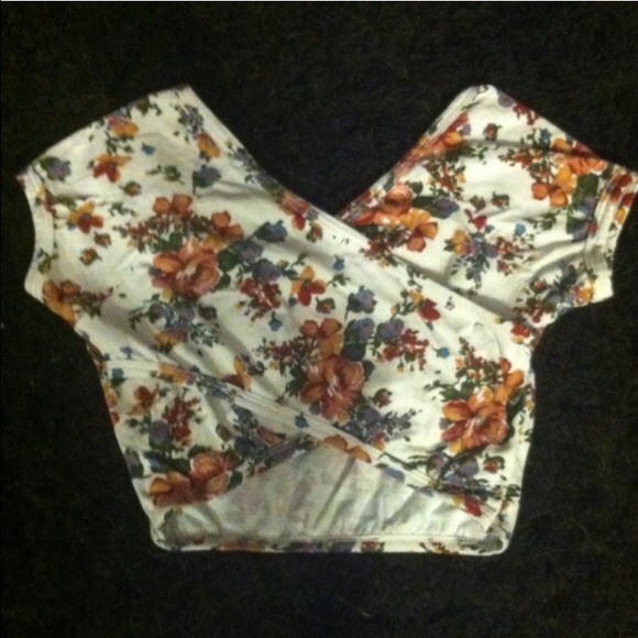 Brandy Melville Floral Jimena Cross Back Crop Top - Picture 3 of 4
