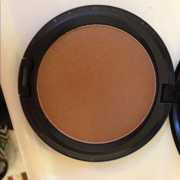 🚫Sold🚫MAC Bronzing Powder - Picture 2 of 3