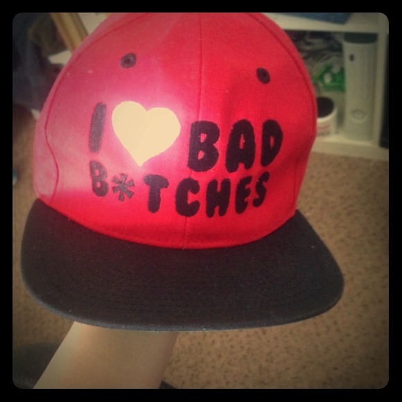 'I ❤️ bad bitches' snap back
