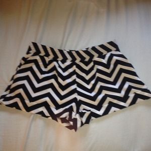 🔴bundled!🔴Black and white chevron shorts!