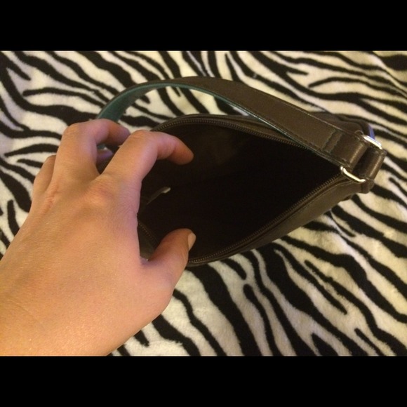 Small brown "T" purse - Picture 2 of 3