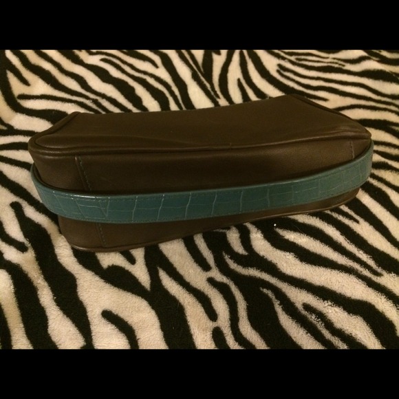 Small brown "T" purse - Picture 3 of 3