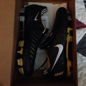 Total 90 laser II (BK/METALLIC SV/YL) cleats