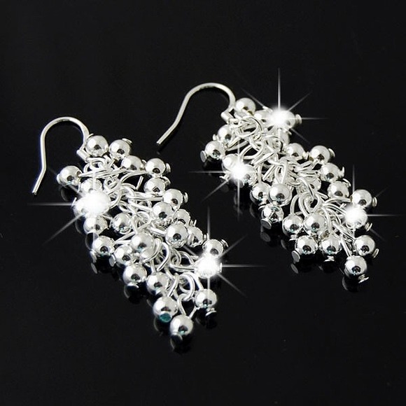 CLOSET CLOSING - Grape Earrings - Picture 2 of 4