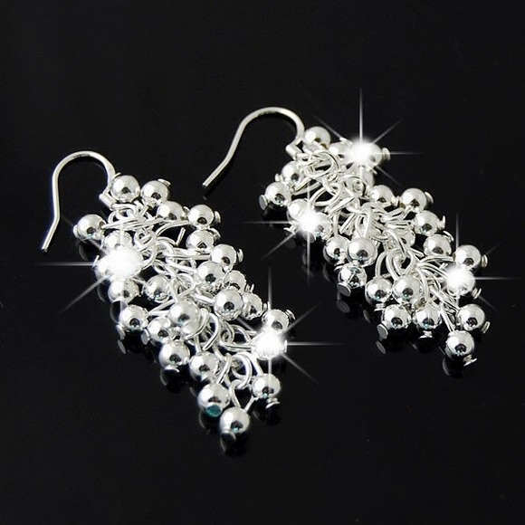 CLOSET CLOSING - Grape Earrings - Picture 4 of 4