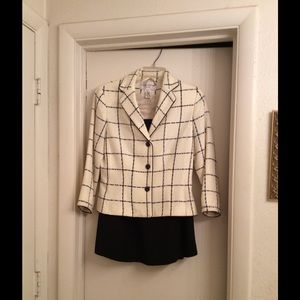 Beautiful Evan Picone jacket and skirt. 🎉SALE🎉