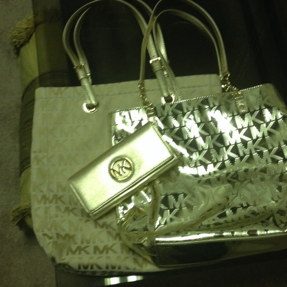 Bundle 2 Michael kors totes and wallet
