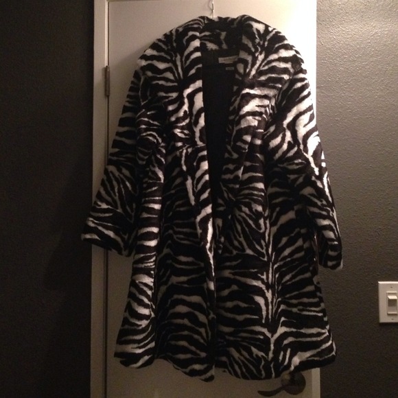 Newport News faux fur jacket size large NWT