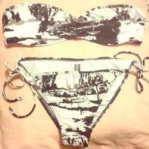 Black and white 2 piece Roxy swimsuit 🎀▪️▫️