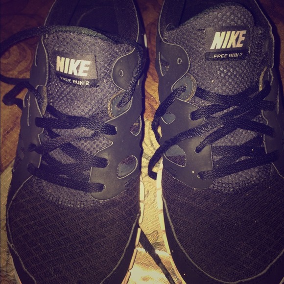 NIKE FREE RUNS