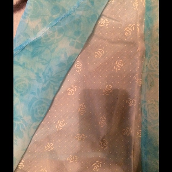 Pretty halter top - Picture 3 of 3