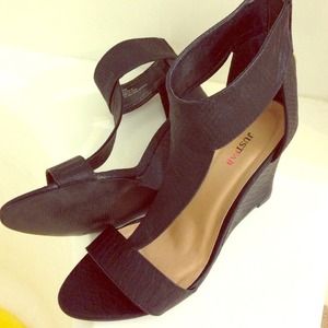 Black wedges with gold zipper