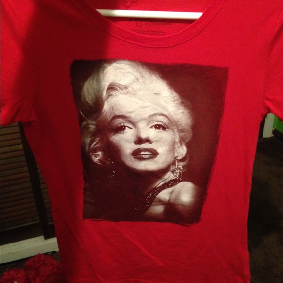 Graphic tee
