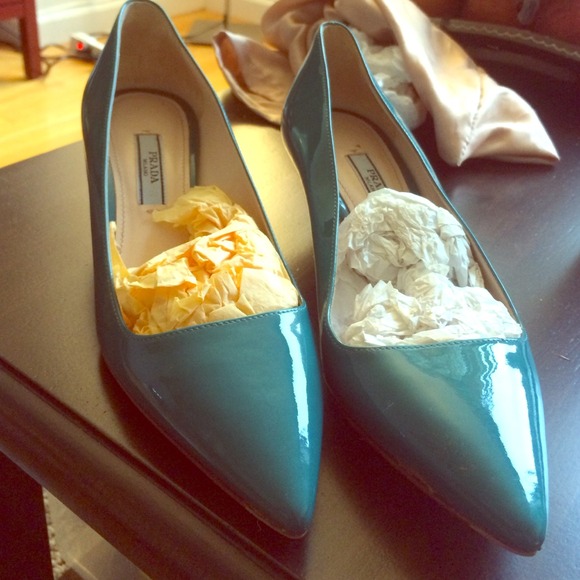 Pravda spazzolato point toe leather pump in blue