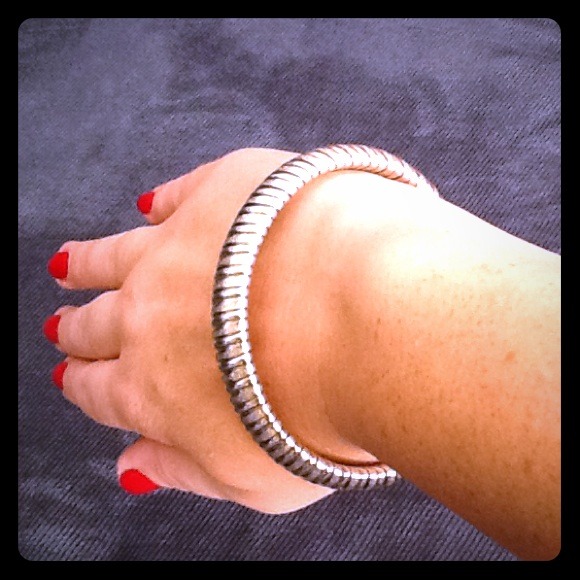 Pretty silver stretch bracelet