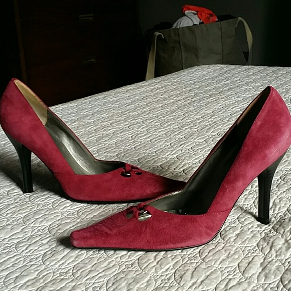 BCBG fushia suede pumps