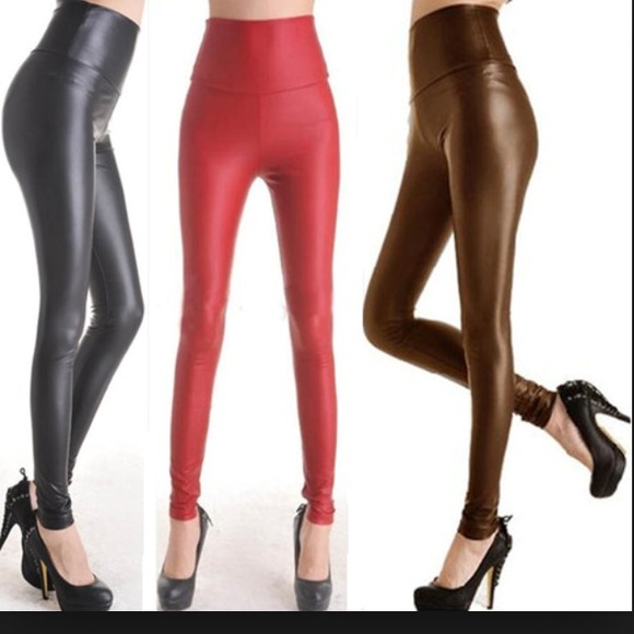 High-waisted Faux leather leggings (in black)