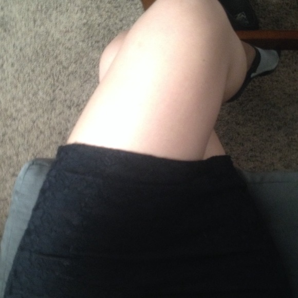 Black laced skirt - Picture 3 of 3