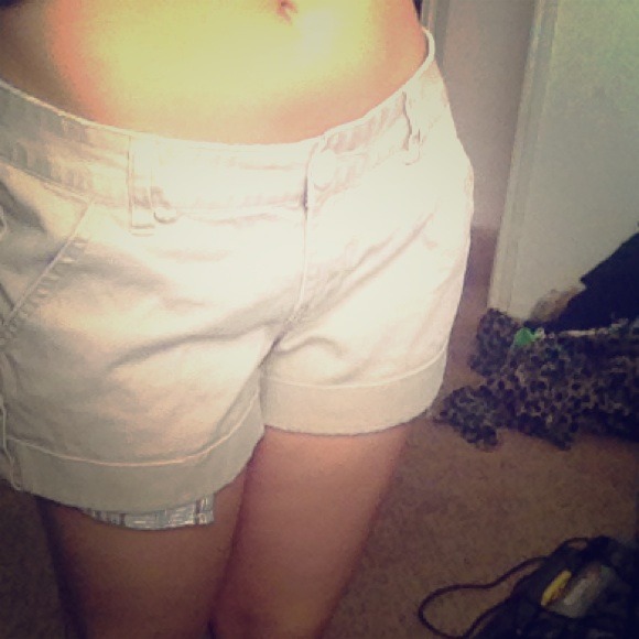 Tan/brown shorts.🌟