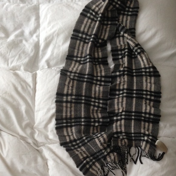 ***SOLD***Authentic Burberry scarf - Picture 2 of 4