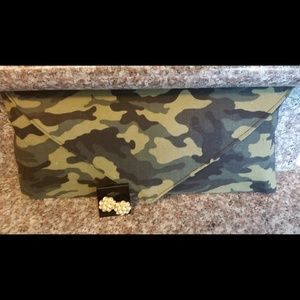 Camouflage clutch with earrings