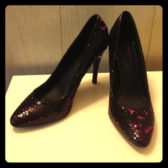 Colin Stewart Black & Fuscia Sequined Heels