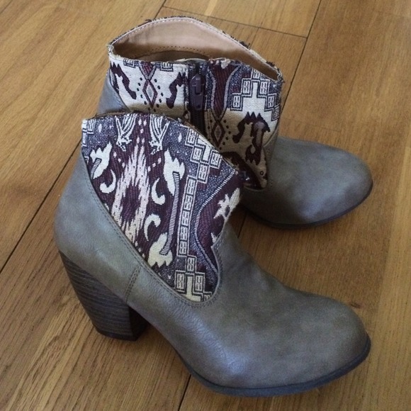 Taupe Aztec Print Ankle Boot Size 7 NWOT