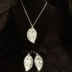 🆕 NWOT 2x "HP" Silver Filagree Leaf Set