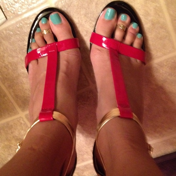 Gianni Bini t-strap heels - Picture 2 of 4