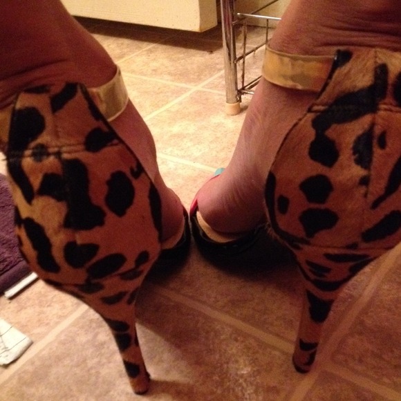 Gianni Bini t-strap heels - Picture 3 of 4