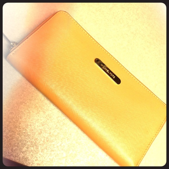 Authentic Michael Kors Continental Wallet (Tan) - Picture 1 of 4