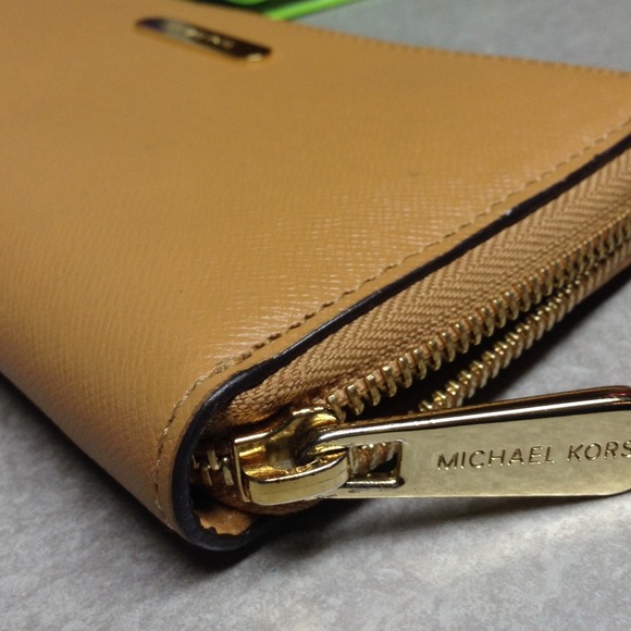 Authentic Michael Kors Continental Wallet (Tan) - Picture 2 of 4