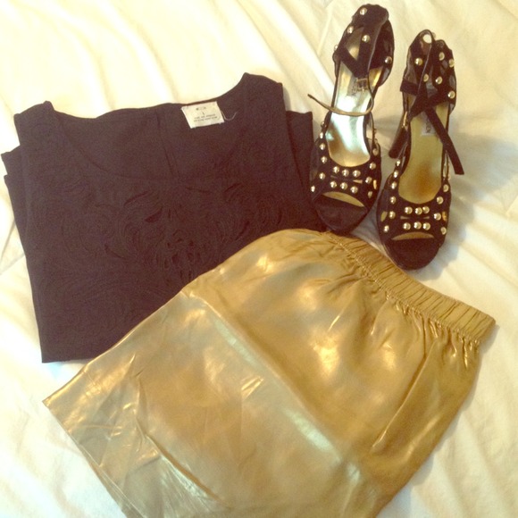 Metallic gold mini skirt