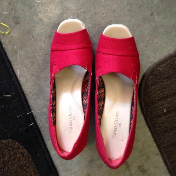 Red wedge shoes