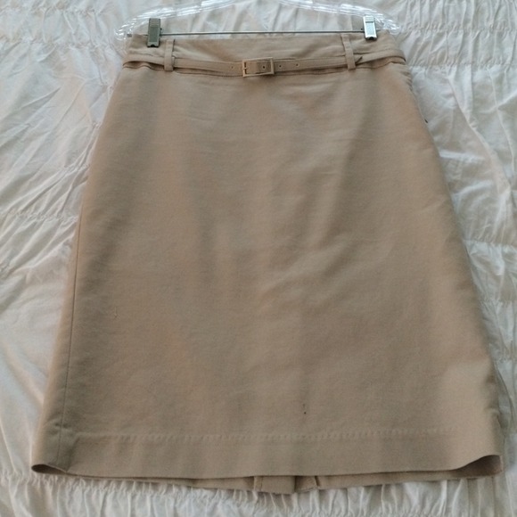 Beige skirt with side zip and belt