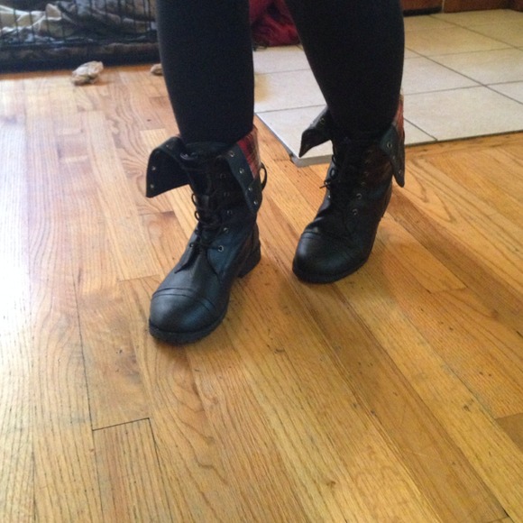 Black boots with plaid detail size 7