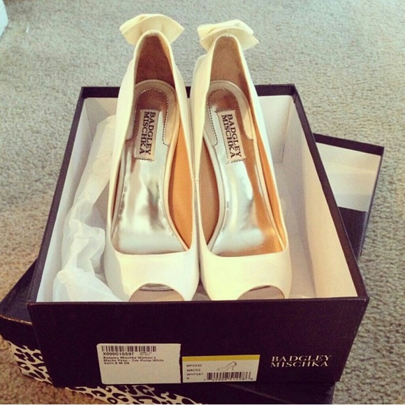 Badgley Mischka satin heels!!